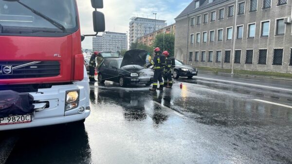 Pożar auta na ul. Nysy Łużyckiej w Opolu.(Wideo)