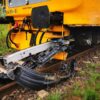43-latek wjechał autem pod szynobus na niestrzeżonym przejeździe kolejowym w Charbielinie.
