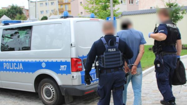 Seryjni włamywacze do domów w rękach policjantów.