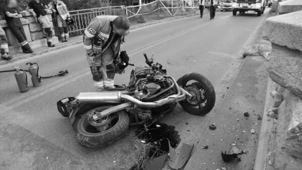 Kierujący motorem z dużą siłą uderzył w mur mostu w miejscowości Kępa koło Opola.(Wideo)