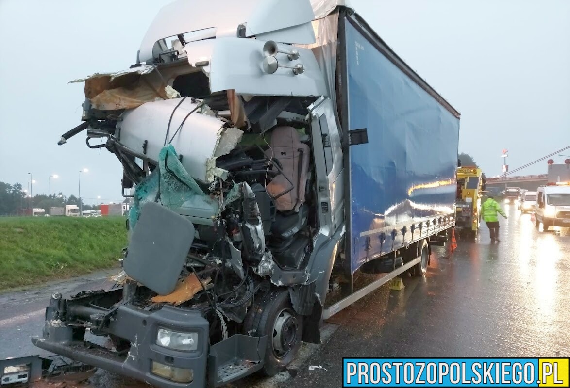 Zderzenie dwóch tirów na autostradzie A4 na wysokości Góry Świętej Anny. Kierowca zakleszczony w kabinie.(Zdjęcia)