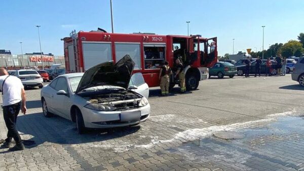 Pożar auta na parkingu CH Karolinka w Opolu.(Zdjęcia)