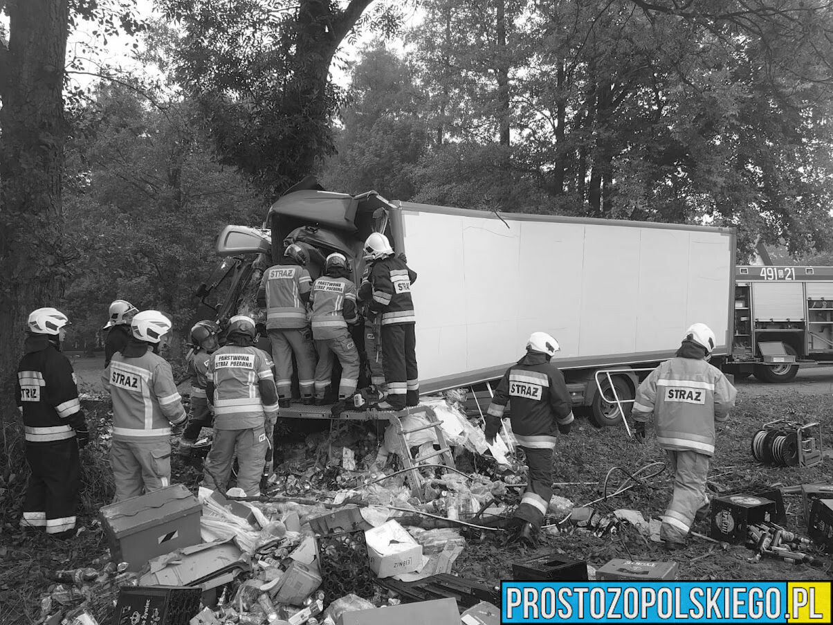 Śmiertelny wypadek w Ujeździe w powiecie strzeleckim. Kierowca ciężarówki zginął na miejscu.