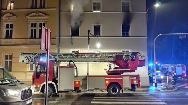 Pożar mieszkania w Brzegu. Ogień wychodził oknami w akcji 6 jednostek straży pożarnej.(Zdjęcia)