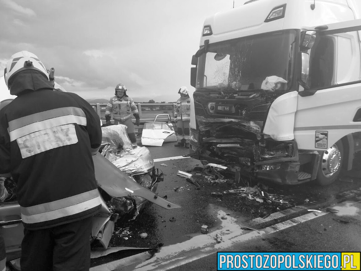 Śmiertelny wypadek na obwodnicy Otmuchowa. Mercedes czołowo zderzył się z ciężarówką.