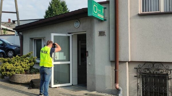 Nieznani sprawcy próbowali wysadzić bankomat w Polskiej Cerekwi.(Zdjęcia)