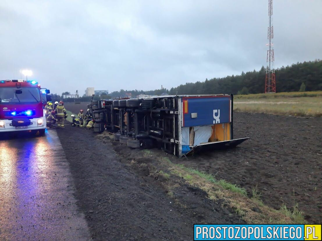Na DK43 w powiecie Oleskim przewróciła się ciężarówka z drewnem.(Zdjęcia)