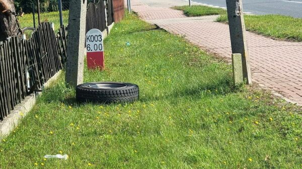 Z autobusu odpadło koło i uderzyło w jadący samochód.(Zdjęcia)