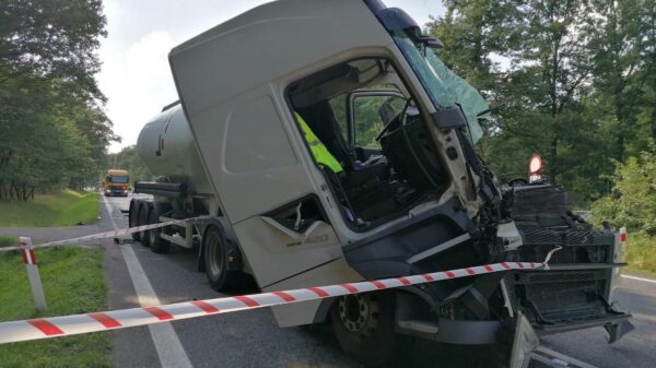 Zderzenie dwóch ciężarówek na dk46 w Dąbrowie.(Wideo)