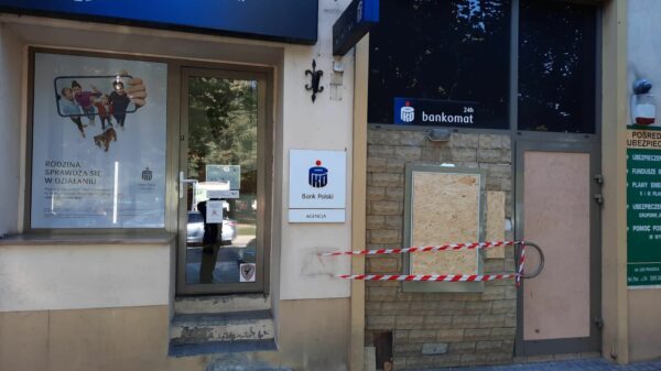 Wysadzili bankomat w Praszce. Policja szuka sprawców.