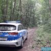 Policjanci odnaleźli mężczyznę, który zagubił się w lesie.