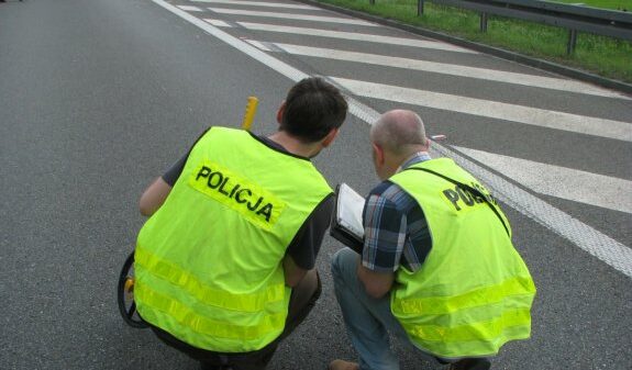 Pijany kierowca spowodował kolizję i próbował uciekać jadąc "pod prąd" na autostradzie.