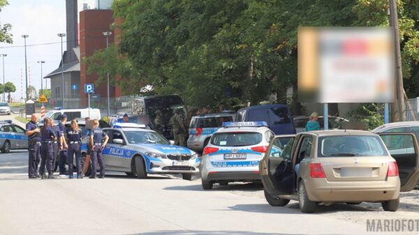 Zabarykadował się z bronią palną w mieszkaniu na ul.Kępskiej w Opolu.(Wideo)