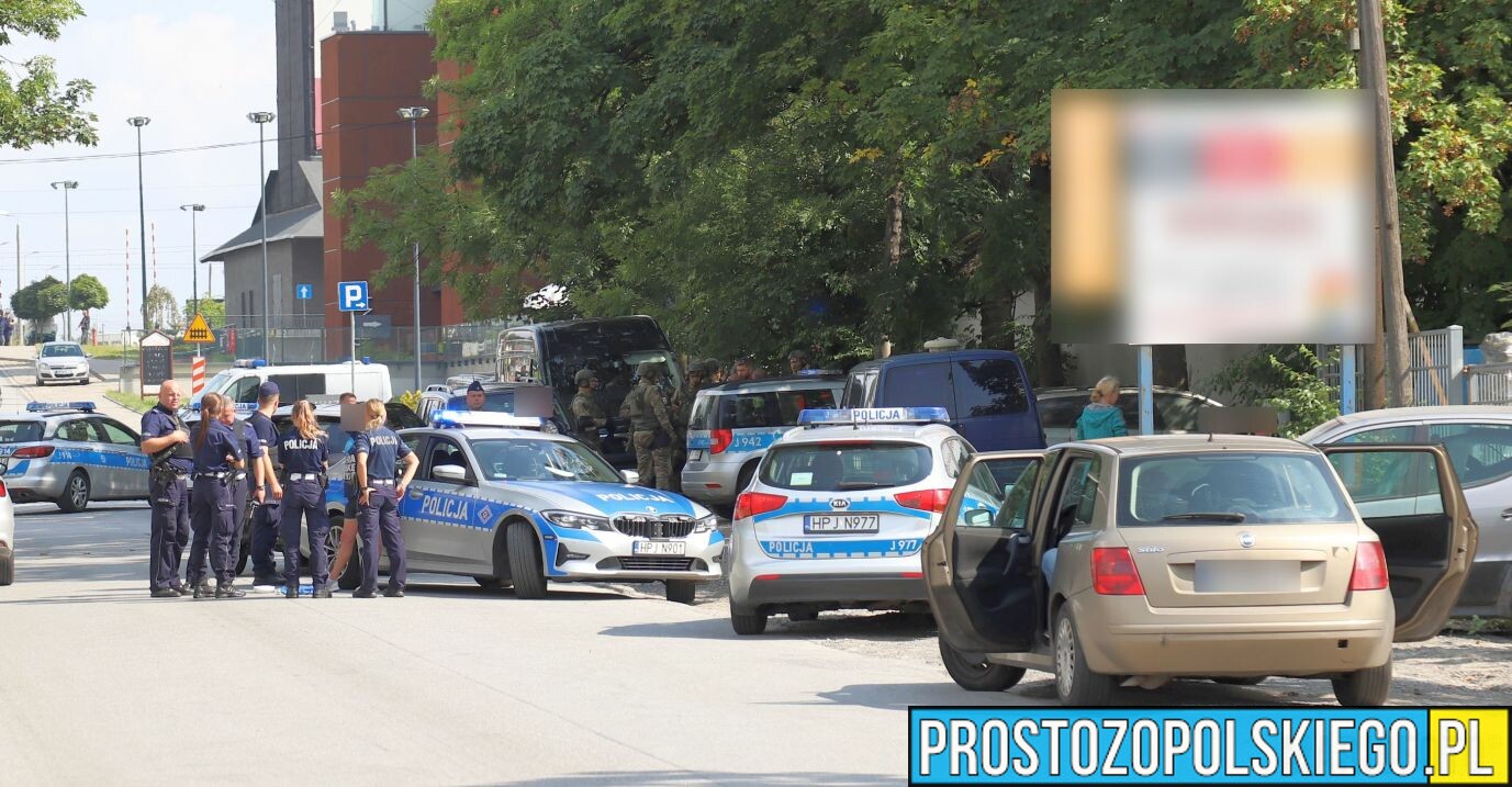 Zabarykadował się z bronią palną w mieszkaniu na ul.Kępskiej w Opolu.(Wideo)