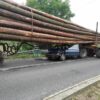 Scena jak z filmu "szybcy i wściekli" na Opolszczyźnie. Volkswagen przewleczony pod naczepą ciężarówki z drzewem.(Wideo)