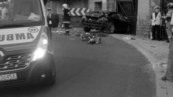 Tragiczny wypadek w Janowie. Kierujący 38-latek mający blisko 2 promile wjechał autem w mur. Nie żyje pasażerka.
