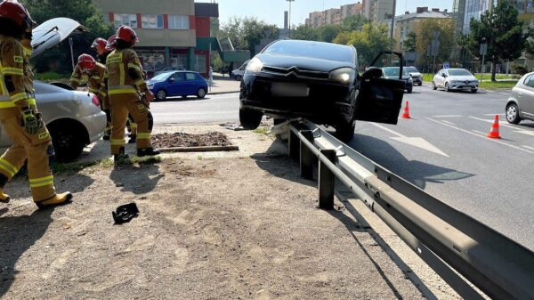 Zderzenie dwóch aut na opolskim rondzie. Jedna osoba została poszkodowana.(Zdjęcia)