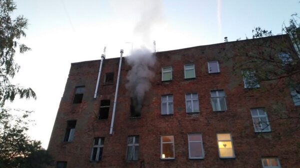 Pożar mieszkania w Prudniku. Na miejscu było 9 zastępów straży.(Zdjęcia)