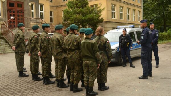 Policjanci z Kędzierzyna-Koźla spotkali się z uczniami klas mundurowych.