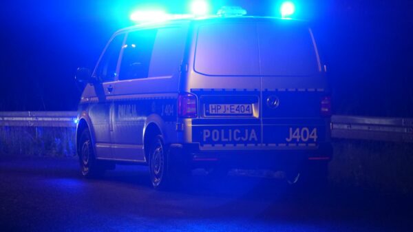 22-latek próbował się włamać do sklepu. Został zatrzymany przez policjantów na gorącym uczynku.