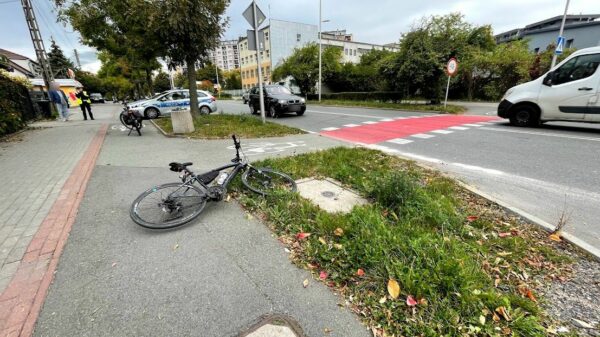 72-latek w bmw potrącił rowerzystę na oznakowanym przejeździe dla rowerów w Opolu. Rowerzysta był nietrzeźwy.(Zdjęcia)