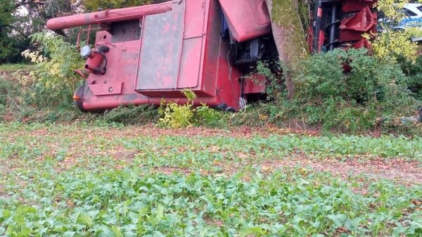 Kierujący kombajnem wjechał w drzewo na ul.Wrocławskiej w Brzegu.(Zdjęcia)