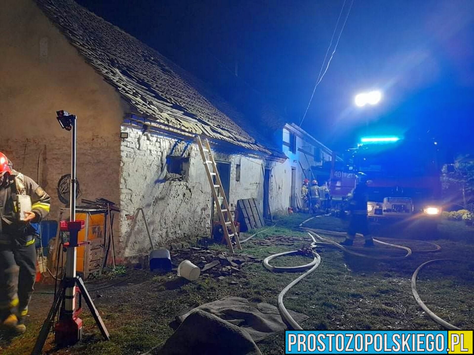 Pożar budynków w Szydłowicach. LPR zabrał poparzonego mężczyznę do szpitala.(Zdjęcia)
