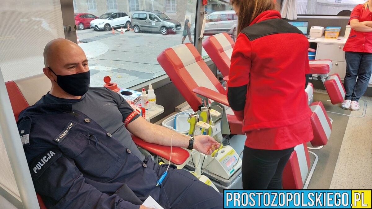 Opolscy policjanci Oddali krew dla dzieci i młodzieży - ofiar wypadków drogowych.