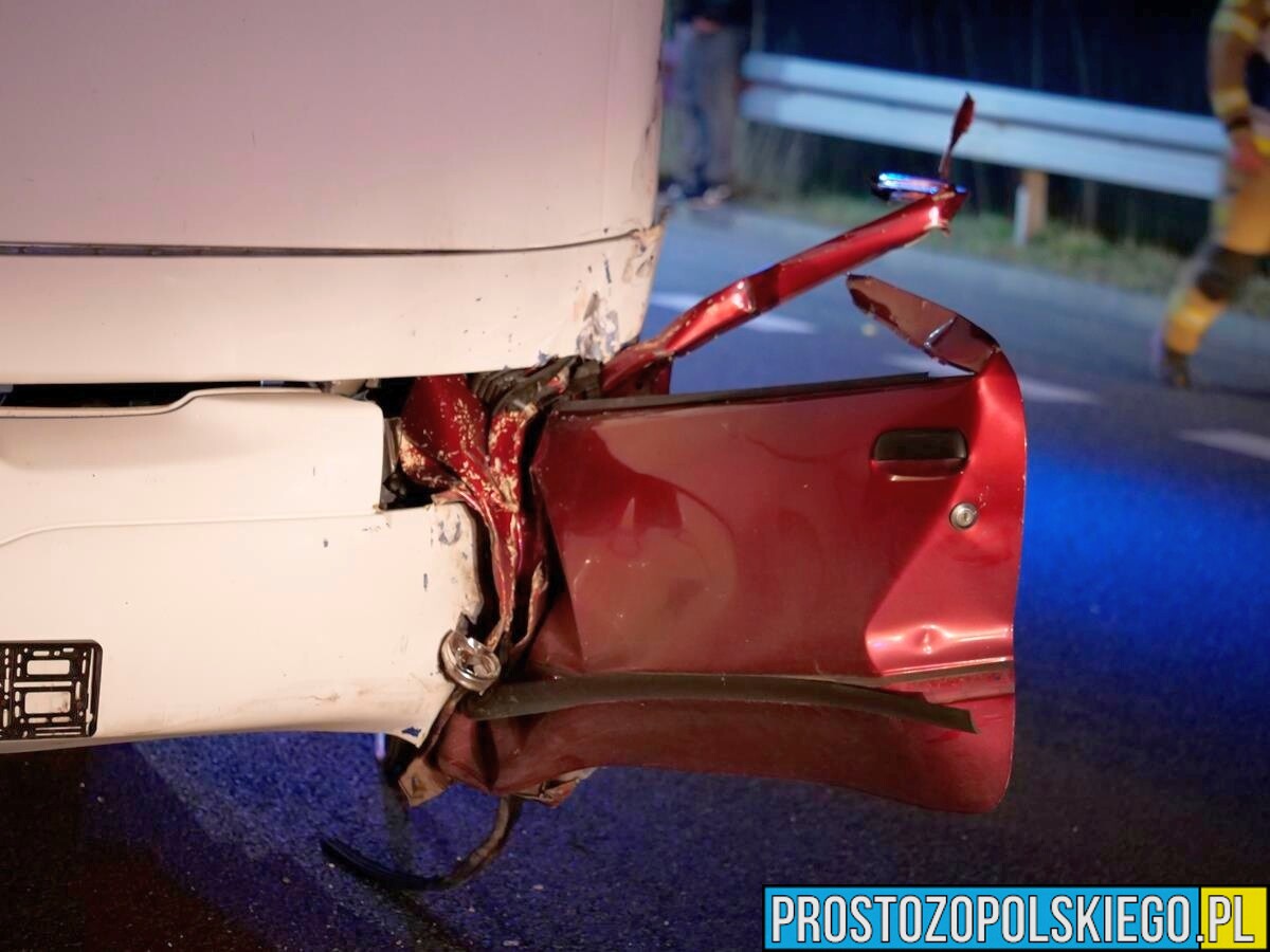Zderzenie osobówki z autobusem na obwodnicy Kędzierzyna Koźla. Kierowca osobówki w ciężkim stanie.(Zdjęcia)