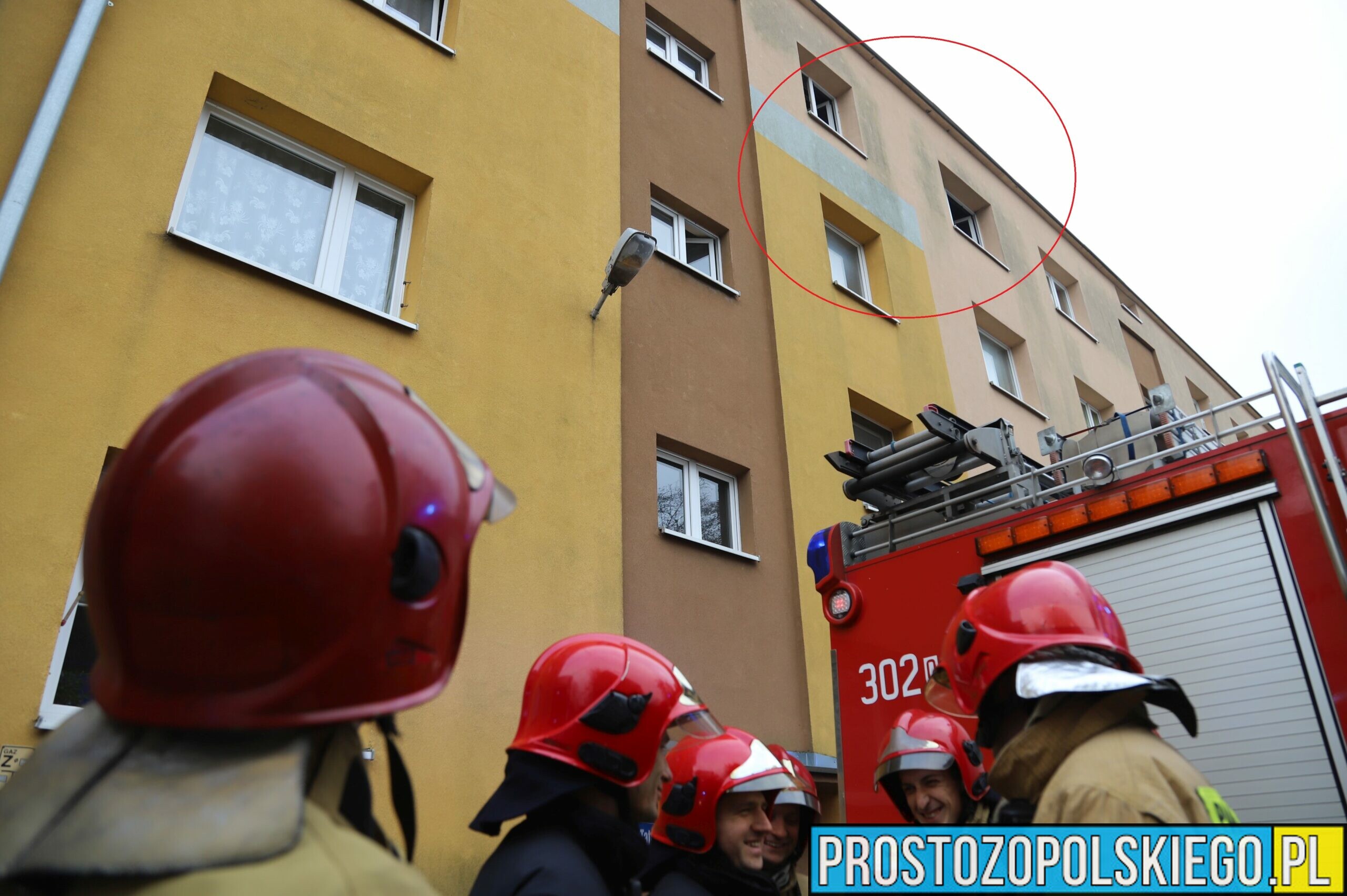 Pożar mieszkania na ul. Tatrzańskiej w Opolu. Przyczyną mogła być zapalona świeczka.(Zdjęcia)