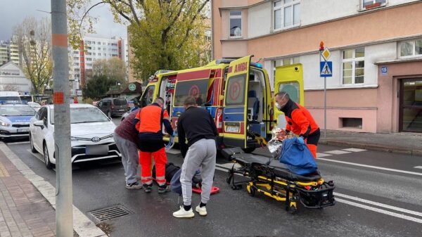 Potrącenie kobiety na oznakowanym przejściu dla pieszych w Opolu.