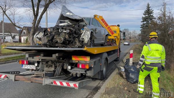 Wypadek na ul. Krapkowickiej w Opolu. Kierowca walczy o życie w szpitalu.