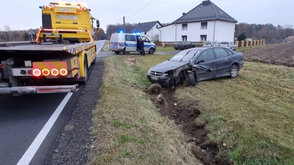 Pijany 20-latek rozbił kradzione auto na dk45 w miejscowości Jełowa.(Wideo)