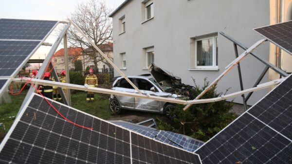 Kierujący audi A3 przekoziołkował przez odgrodzenie, wpadł na podwórko, uszkadzając przy tym panele fotowoltaiczne.(Wideo)