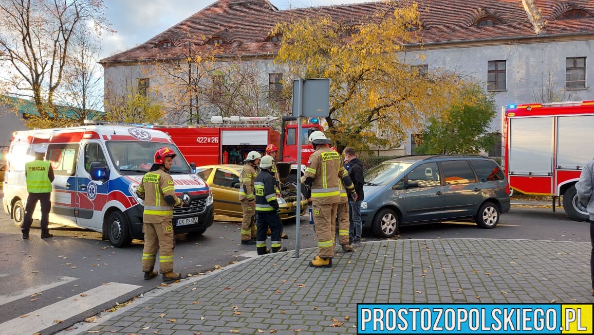 Zderzenie dwóch aut w Kędzierzynie Koźlu. Kierująca została zabrana do szpitala.(Zdjęcia)