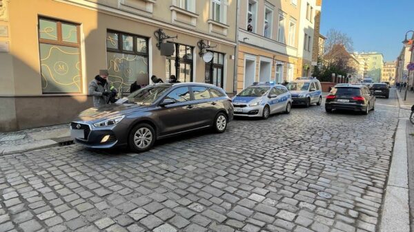 Kryminalni z Opola zatrzymali na ul. Katedralnej fałszywych hydraulików, którzy okradali mieszkania.(Wideo)
