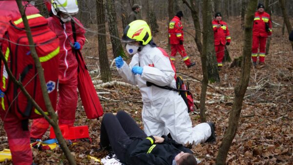 Huragan przeszedł przez las i powalił drzewa. W środku był obóz harcerski. Z pomocą ruszyli strażacy.(Zdjęcia)