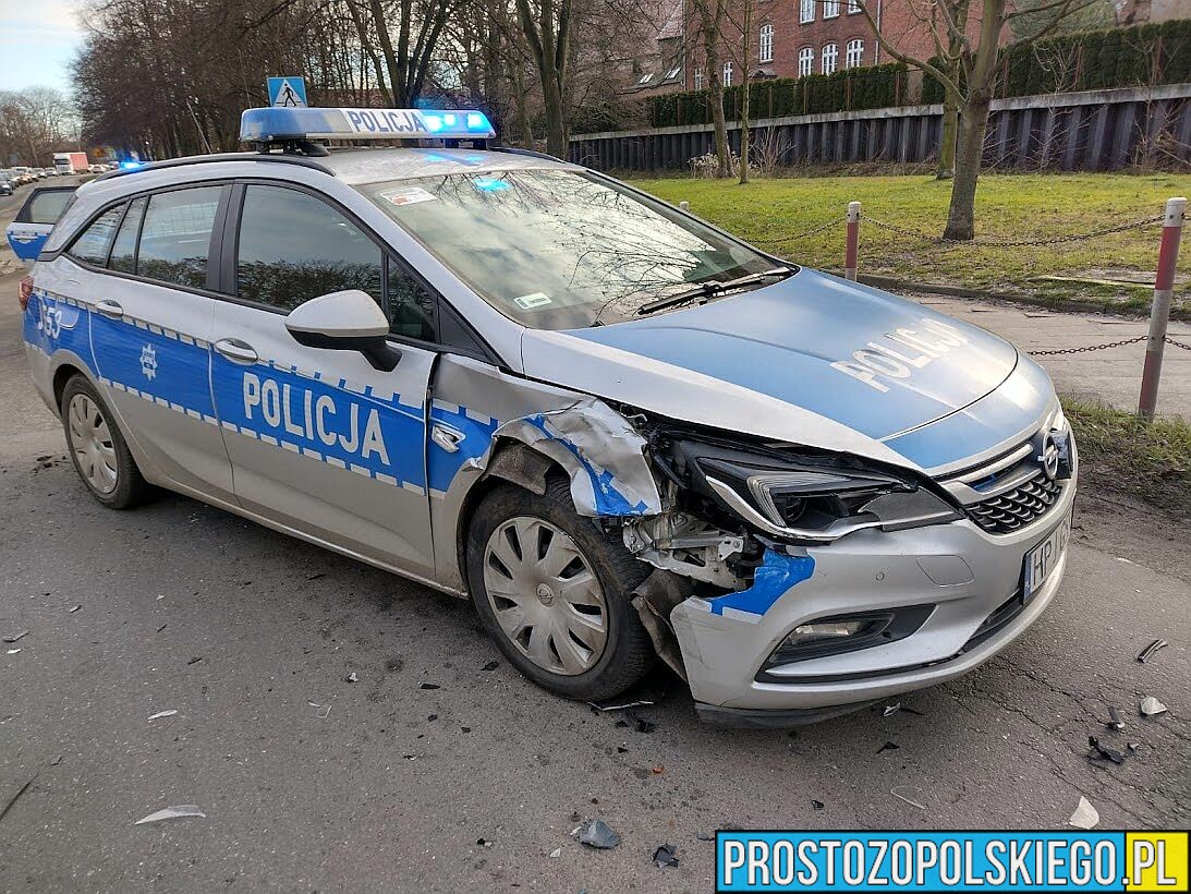 Kierujący suzuki 71-latek doprowadził do zderzenia z radiowozem w Namysłowie.(Zdjęcia)