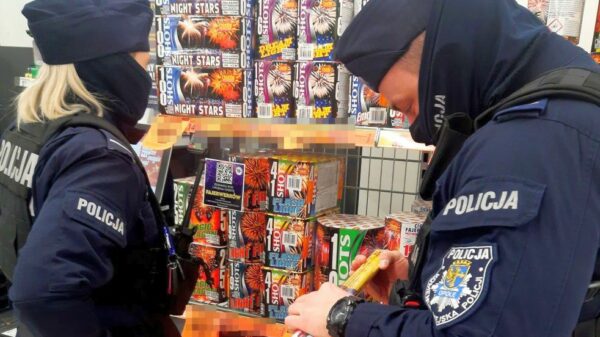 Policjanci sprawdzają punkty sprzedaży fajerwerków.