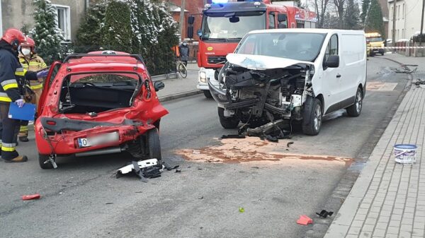 Wypadek na ul. Księdza Jerzego Popiełuszki w Opolu. Doszło tam do zderzenie osobówki z busem.Są osoby poszkodowane.(Zdjęcia&Wideo)