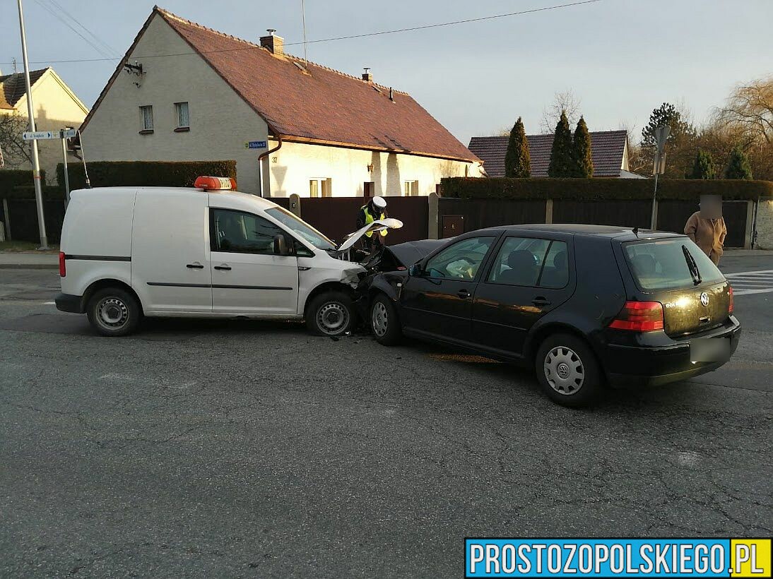 Czołowe zderzenie dwóch volkswagenów w Opolu. Jedna osoba zabrana do szpitala.(Zdjęcia)