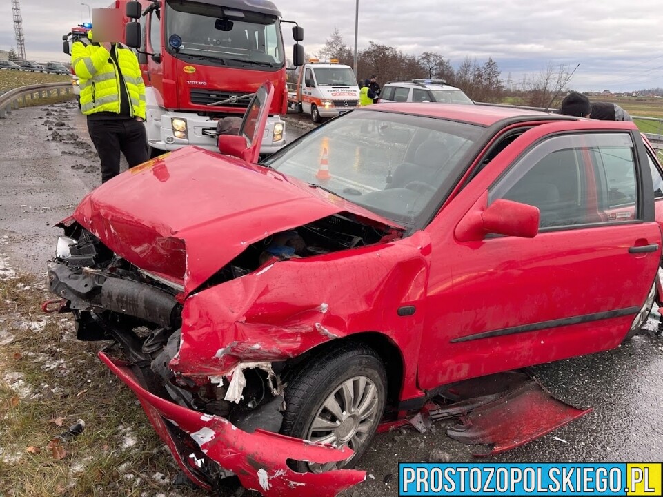 Zderzenie 3 aut na wiadukcie w Opolu. Jedna osoba zabrana do szpitala.(Zdjęcia)