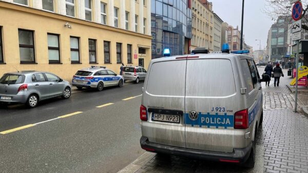 Mężczyźni zabarykadowali się w prokuraturze w Opolu. Grozili że wysadzą budynek.(Zdjęcia)