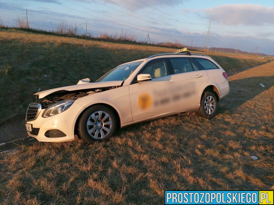Niemiecka taksówka jadąca po klienta do Katowic zakończyła swoją jazdę w rowie na autostradzie A4.