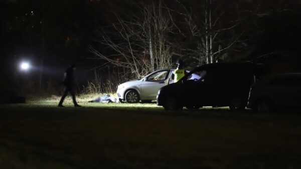 Policjanci znaleźli zwłoki mężczyzny przy samochodzie .(Zdjęcia)