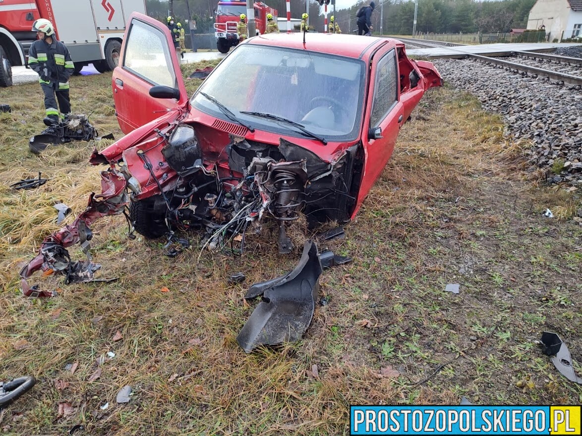 Osobówka zderzyła się z pociągiem w miejscowości Schodnia.(Zdjęcia)