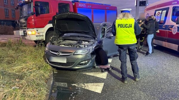 Zderzenie dwóch samochodów, opla i mazdy na skrzyżowaniu obok CWK w Opolu.(Zdjęcia)