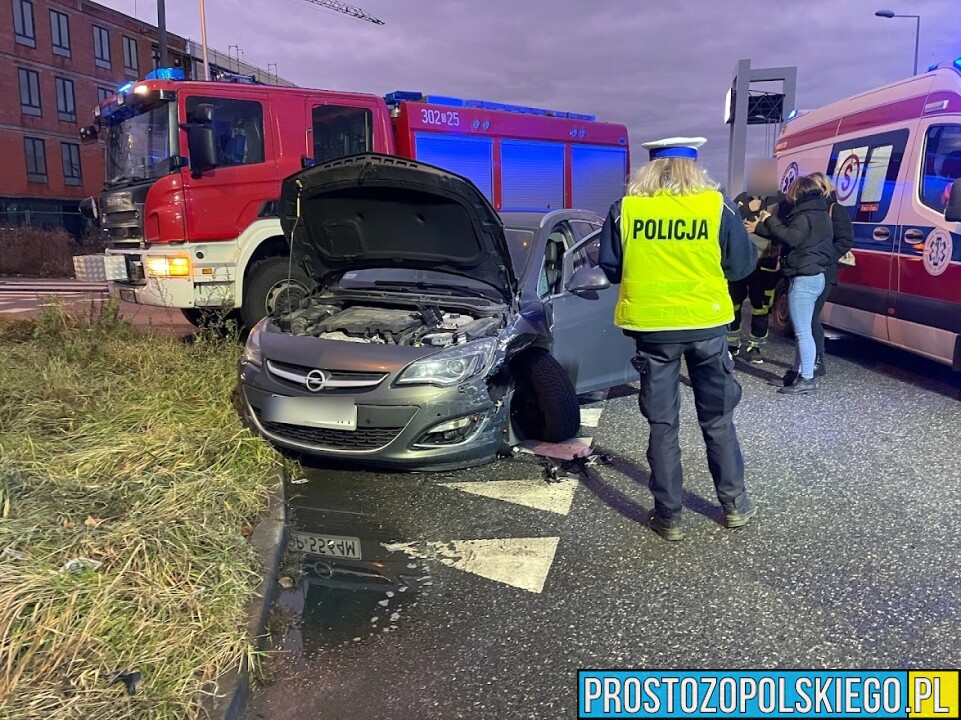 Zderzenie dwóch samochodów, opla i mazdy na skrzyżowaniu obok CWK w Opolu.(Zdjęcia)