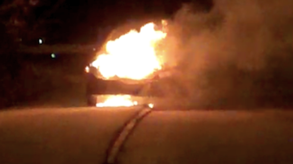 Zapalił się mercedes w czasie jazdy.(Zdjęcia&Wideo)