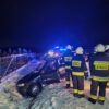 Kierowca pługu zadzwonił na nr alarmowy 112, że w rowie leży auto, w którym są osoby bez oznak życia.